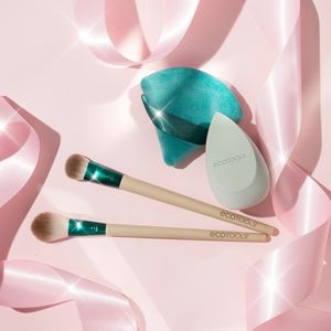 Face makeup brush set with two brushes, triangle sponge, and drop-shaped makeup sponge