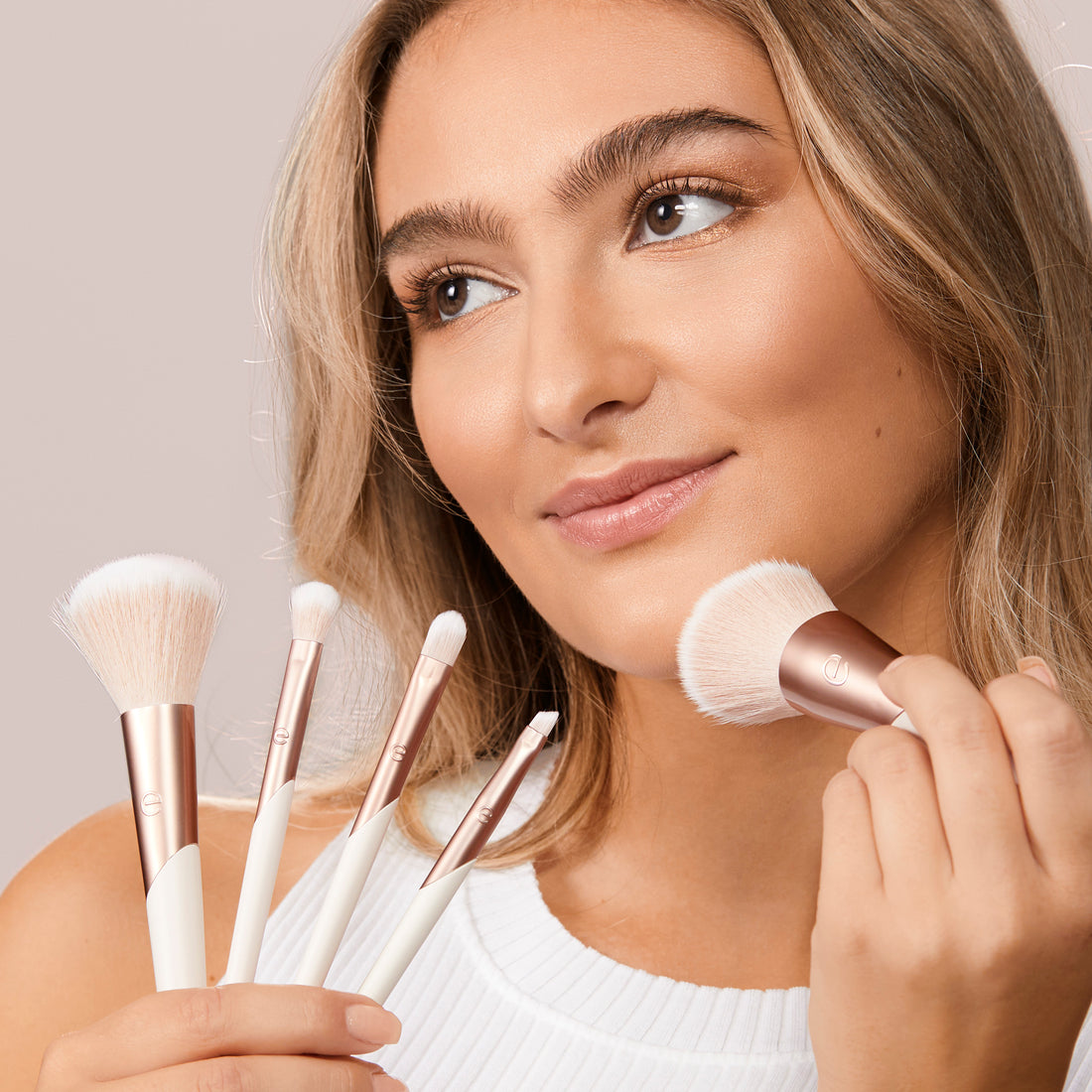 Luxe Feather Contour Face Brush – dillydillycosmetics