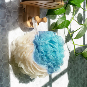 Blue and cream mesh poufs on a wooden holder, two-sided scrubbing pads